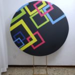 Suporte Redondo com Tecido Sublimado Neon Geométrico