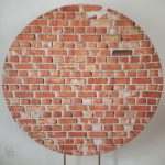 Suporte Redondo com Tecido Sublimado textura Tijolo