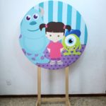 Painel Redondo com Tecido Sublimado Monstros S.A