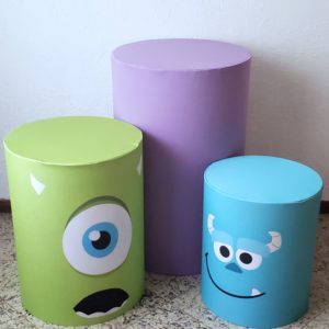 Trio mesas cilindro com capa cores Tema Monstros S.A