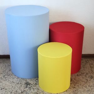 Trio mesas cilindro com capa cores Azul Claro/Vermelho/Amarelo