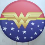 Suporte Redondo com Tecido Sublimado Mulher Maravilha