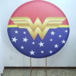Suporte Redondo com Tecido Sublimado Mulher Maravilha