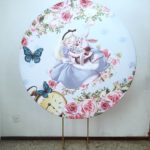Suporte Redondo com Tecido Sublimado Alice no País das Maravilhas