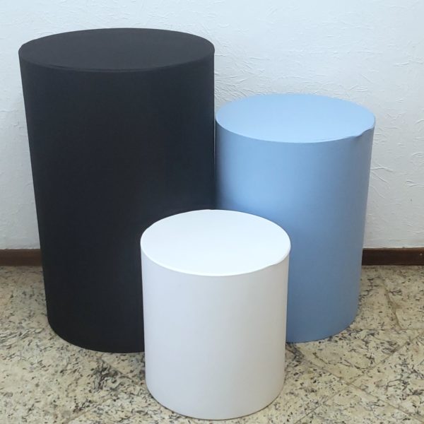 Trio mesas cilindro com capas cores Preto/Azul Claro/Branco Trio mesas cilindro com capas cores Preto/Azul Claro/Branco