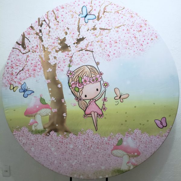 Suporte Redondo com Tecido Sublimado Menina no Jardim