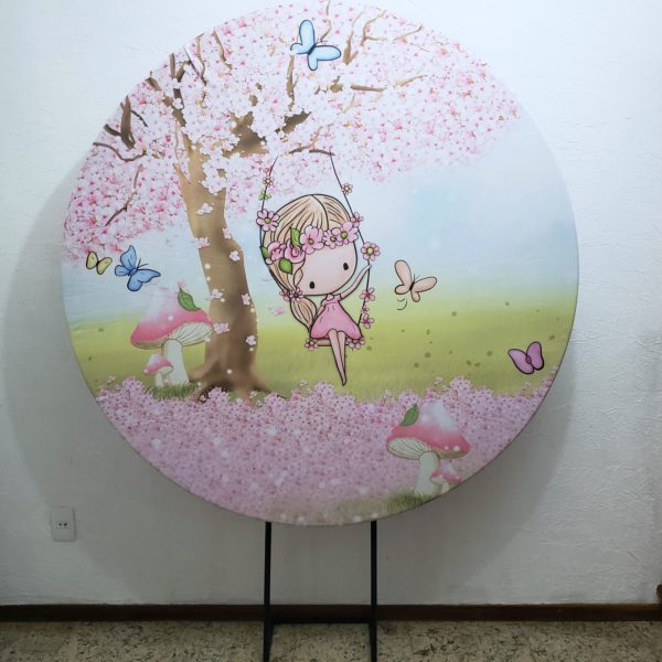 Suporte Redondo com Tecido Sublimado Menina no Jardim