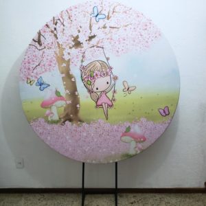 Suporte Redondo com Tecido Sublimado Menina no Jardim