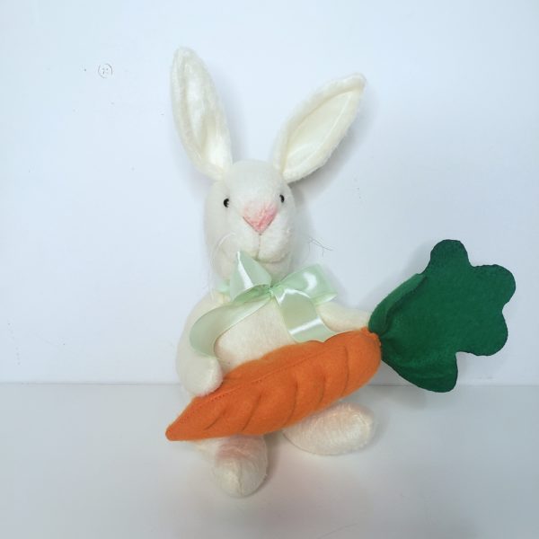 Coelho de Pelúcia com Cenoura 25 cm Coelho de Pelúcia com Cenoura 25 cm