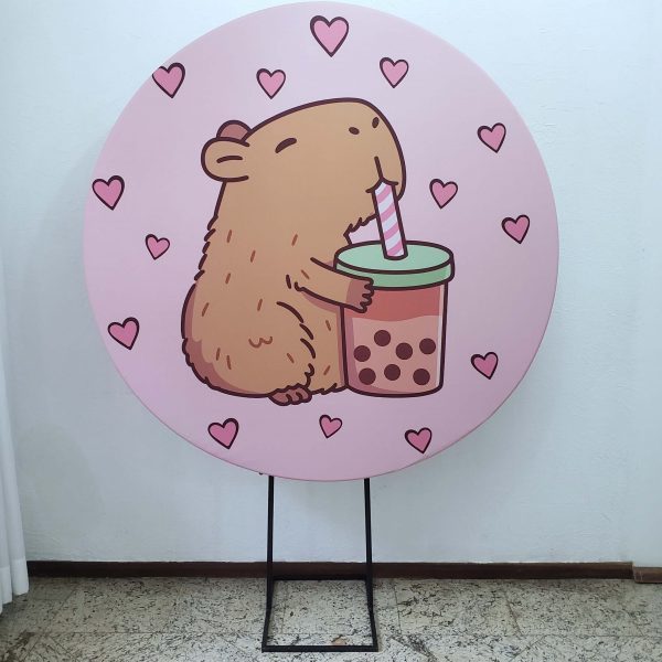 Suporte Redondo com Tecido Sublimado Capivara Cute (Locação)